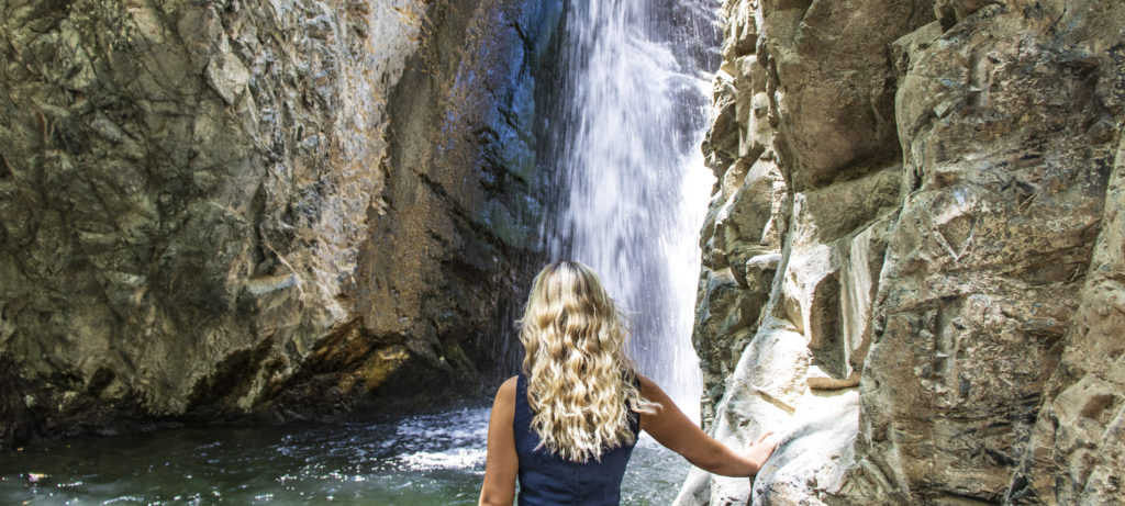 dívka u vodopádu Troodos Jižní Kypr