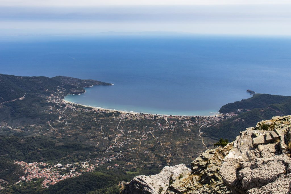 Výhled na Golden Beach z nejvyšší hory Ypsarion na Thassosu