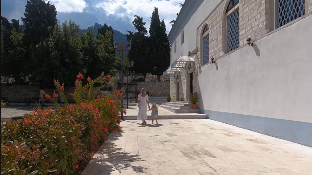 žena a dítě u kostela ve vesnici panagia na ostrově thassos