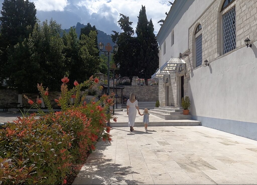 žena a dítě u kostela ve vesnici panagia na ostrově thassos