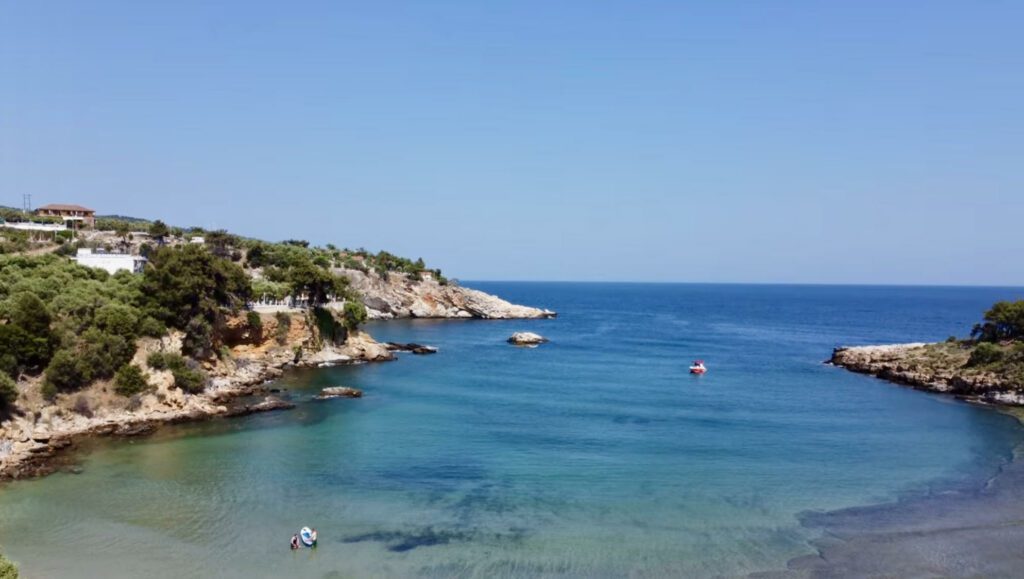 pohled z výšky na východní záliv v Aliki na ostrově Thassos