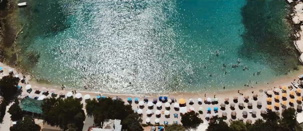 pohled z výšky na pláž Aliki na ostrově Thassos