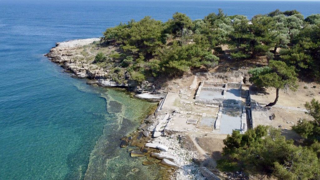 ruiny chrámů ze 7. a 6. století před naším letopočtem ve východním zálivu Aliki na ostrově Thassos