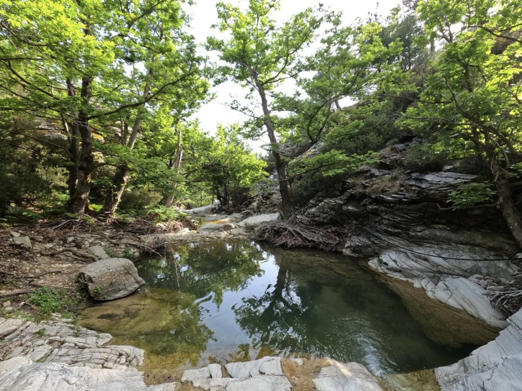laguna u vodopadů u jezera maries na ostrově thassos