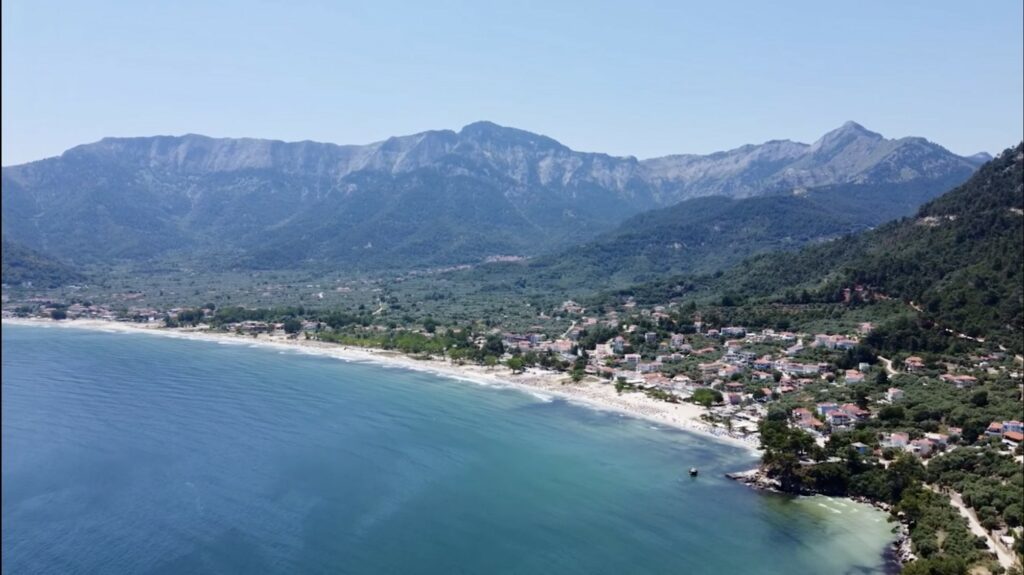 Pobřeží Skala Potamia neboli Golden Beach a nad ním se tyčící nejvyšší vrchol ostrova Ipsarion