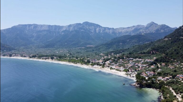 Pobřeží Skala Potamia neboli Golden Beach a nad ním se tyčící nejvyšší vrchol ostrova Ipsarion