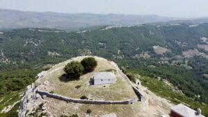 pohled z výšky na starý bílý domek ve vesnici Kastro na Thassosu okolní lesy a hory