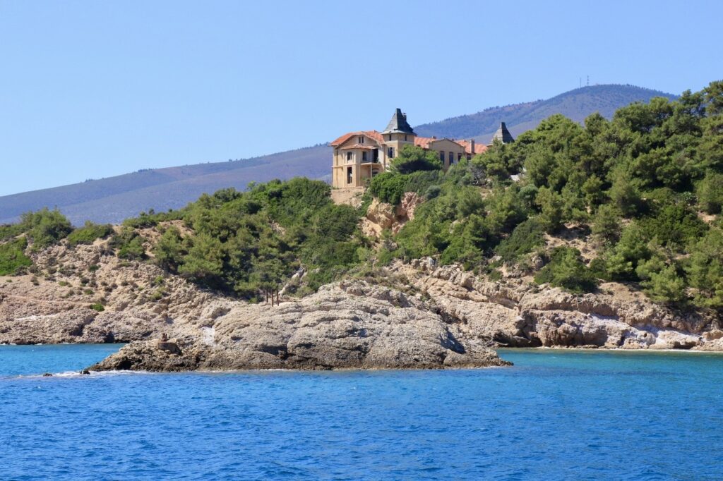 výhled z lodi na budovu palataki ve městě limenaria na ostrově thassos