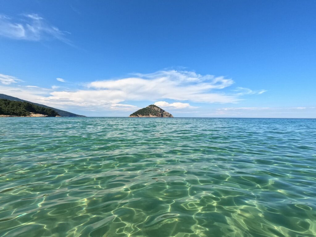 výhled na ostrov Kinira z pláže Paradise Beach na ostrově Thassos