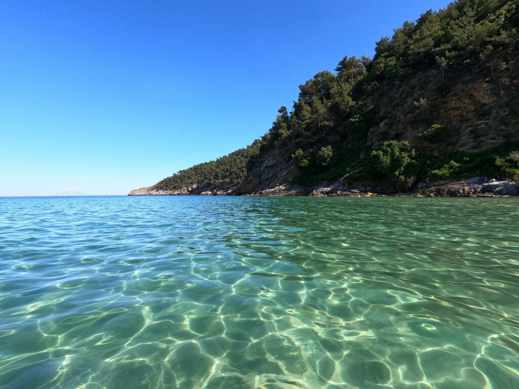 Pohled z pláže Paradise Beach na ostrově Thassos