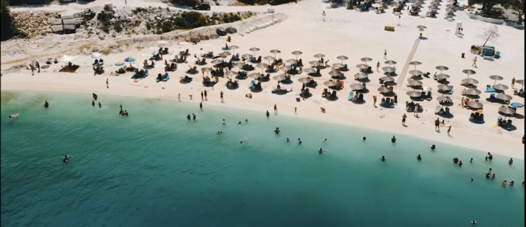 Pohled z výšky na mramorovou pláž Porto Vathi na ostrově Thassos