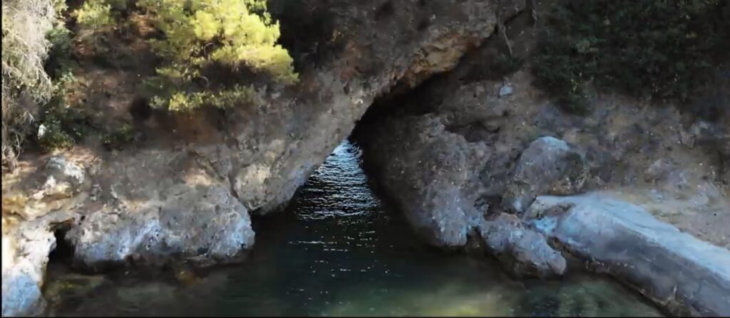 malá jeskyně tripity beach ostrov thassos