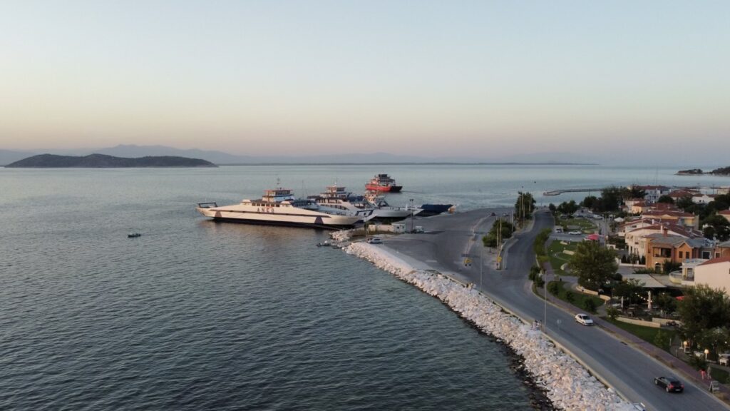 pohled z výšky na přístav v hlavním městě Limenas na ostrově Thassos