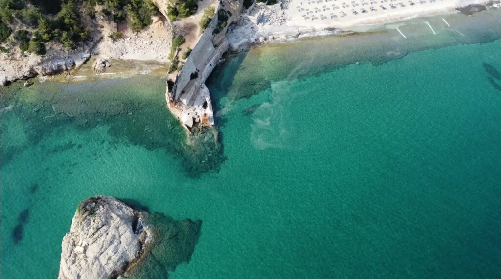 Pohled z výšky na pláž Metalia u Limenarie na ostrově Thassos