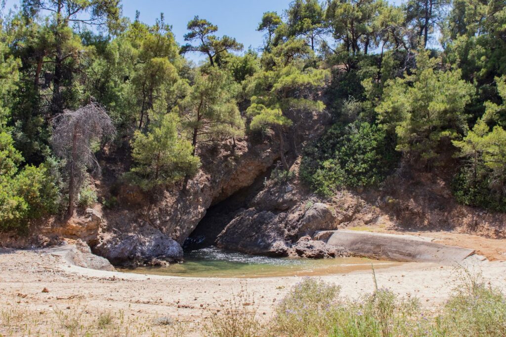 malá laguna s jeskyní 
u hotelu green bay na pravé straně pláže trypiti beach na ostrově thassos