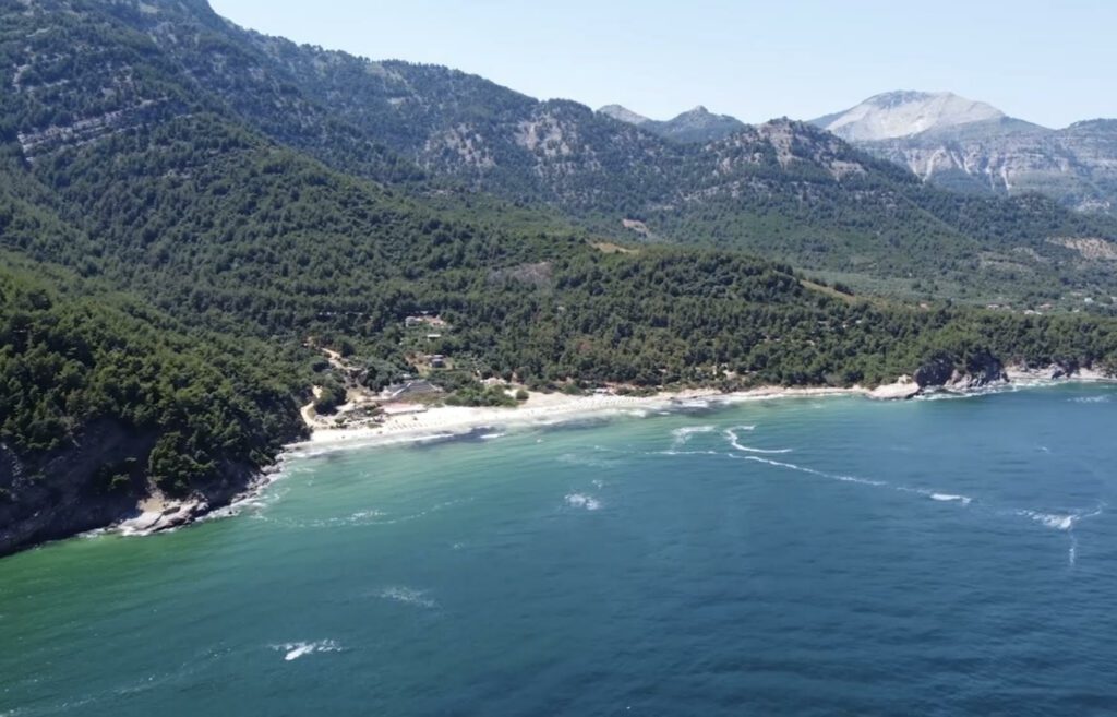 Pohled z vrchnu na pláž Paradise Beach a okolní lesy na ostrově Thassos
