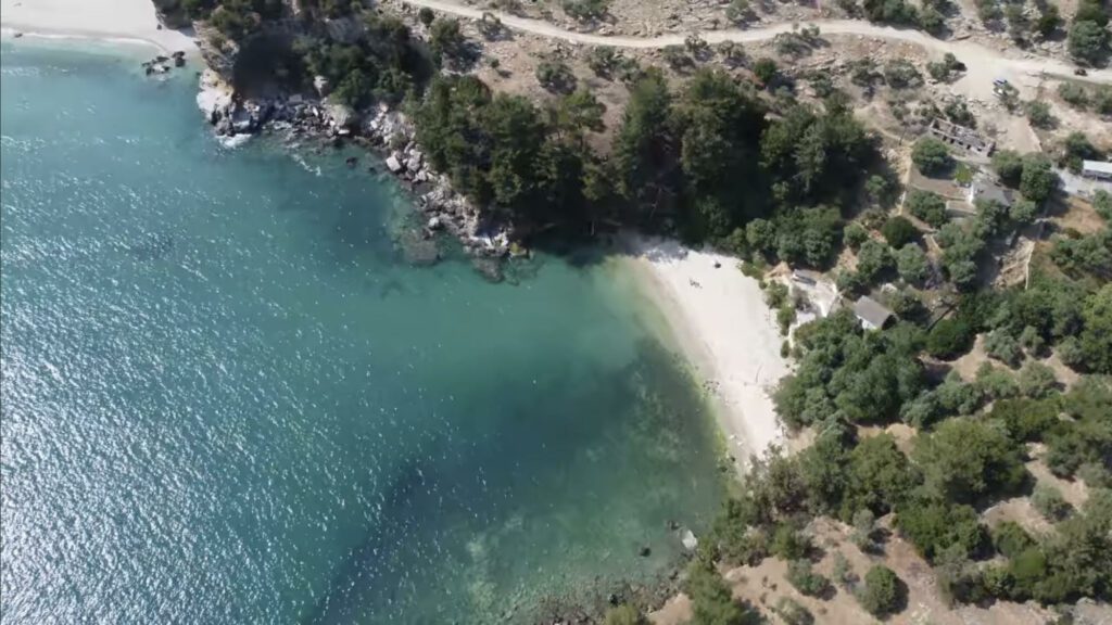 Pohled z výšky na zátoku Arsanas pod klášterem Archanděla Michaela na ostrově Thassos