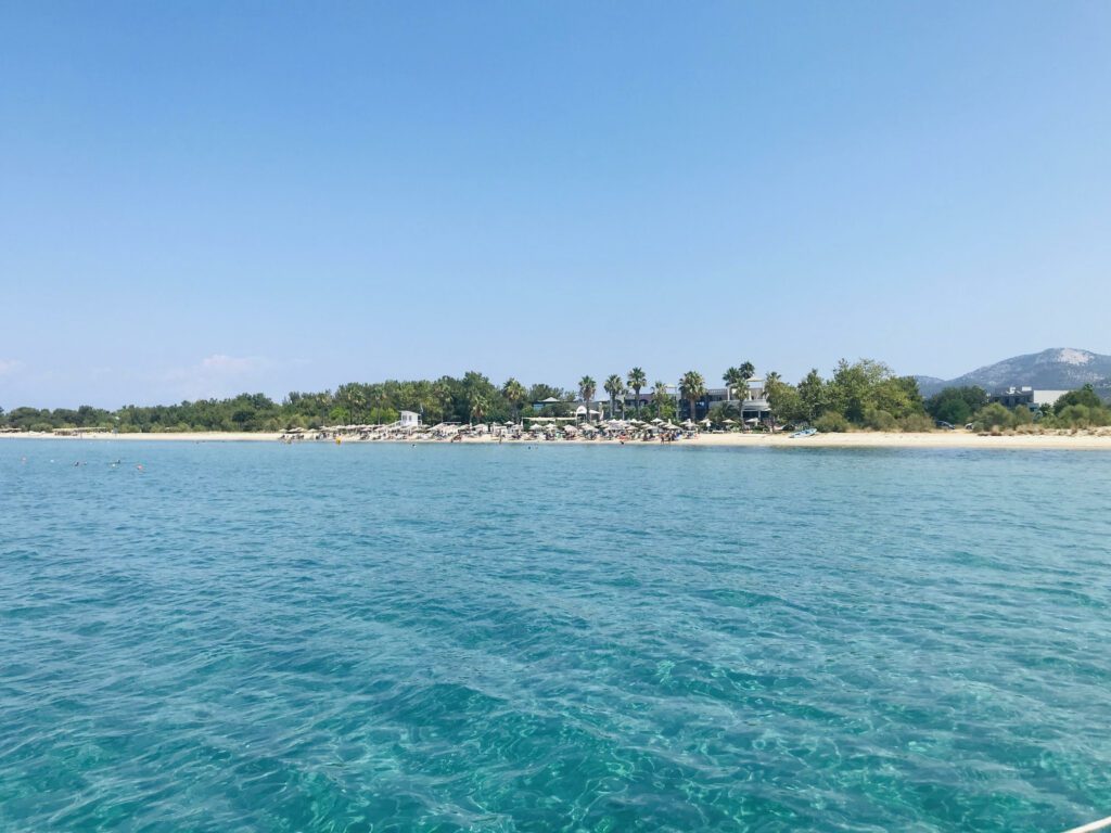 pohled z lodi na letovisko skala prinos na ostrově thassos