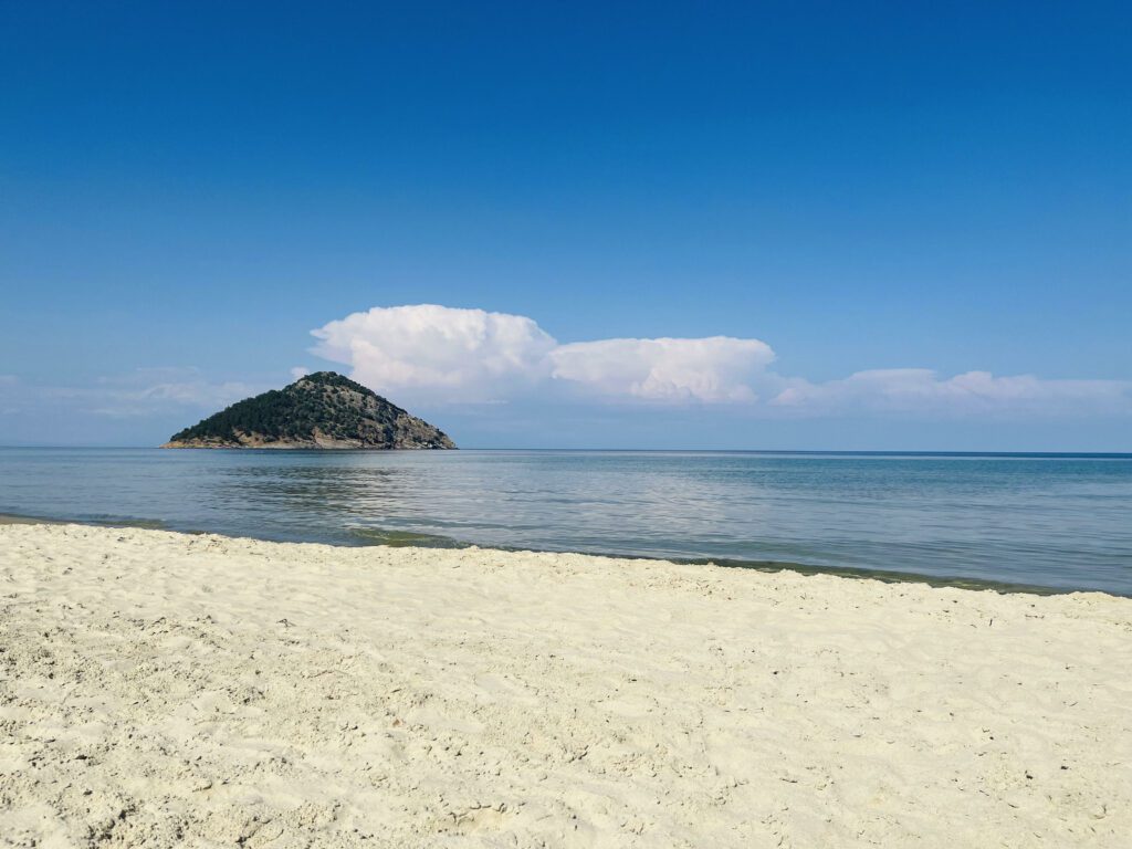 pohled na ostrov Kinira z pláže Paradise Beach na ostrově Thassos
