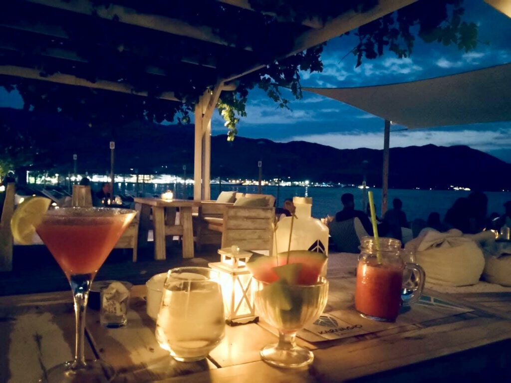 drinky v plážovém baru karnagio v hlavním městě limenas na ostrově thassos