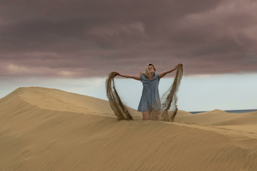 žena a písek na dunách v Maspalomas Gran Canaria