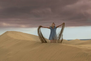 žena a písek na dunách v Maspalomas Gran Canaria