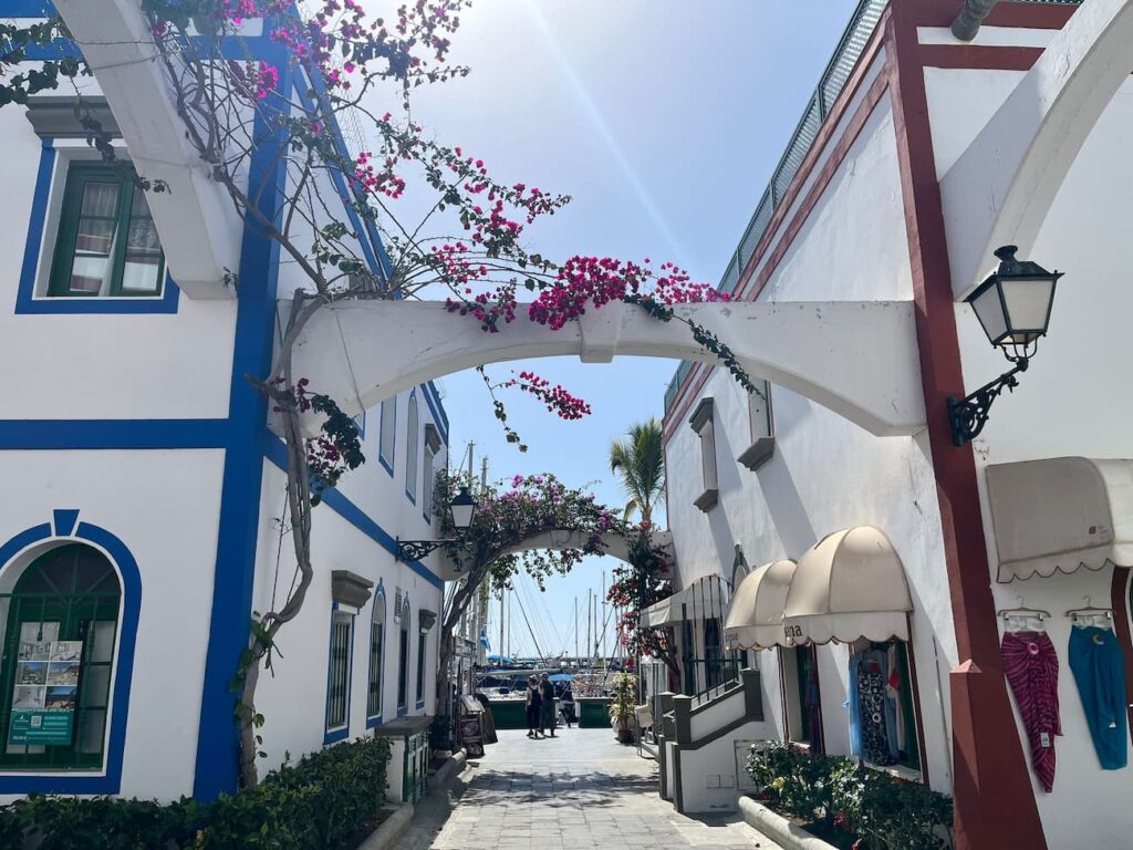 typicka ulicka v puerto de mogan gran canaria
