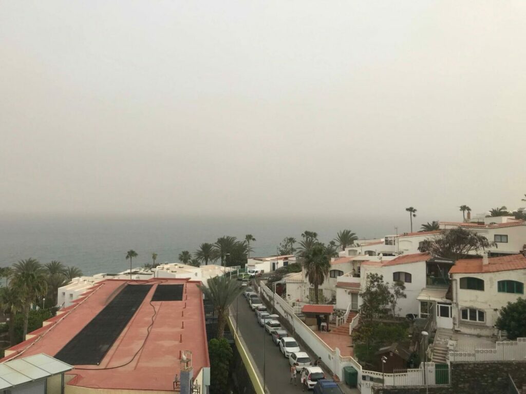 foto prirodniho fenomenu calima na kanarskych ostrovech