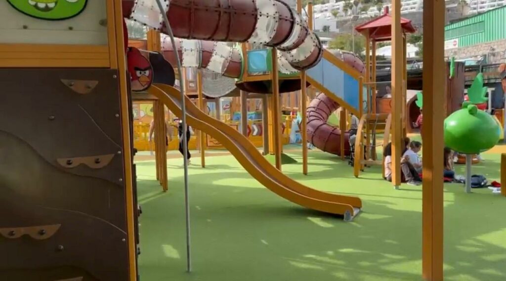 Skluzavky a prolézačky v Angry Birds Activity Parku v Puerto Ricu