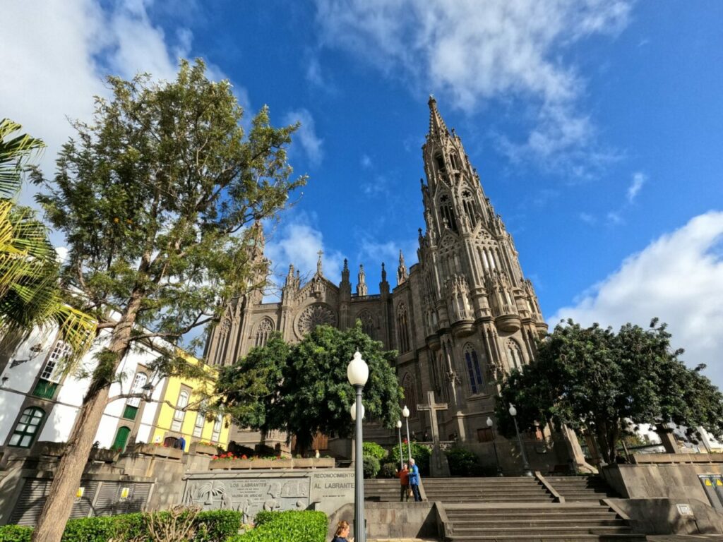 Kostel San Juan Bautista nad centrem Arucasu