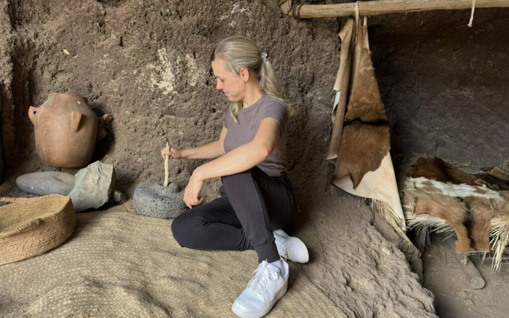 Ruční kamenný mlýnek na gofio v jeskyni Cenobio de Valerón
