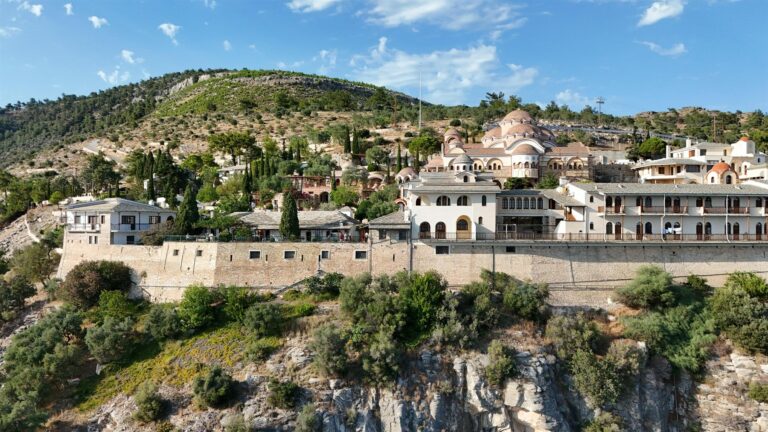 Klášter Archanděla Michaela na útesu nad mořem z dronu, Thassos