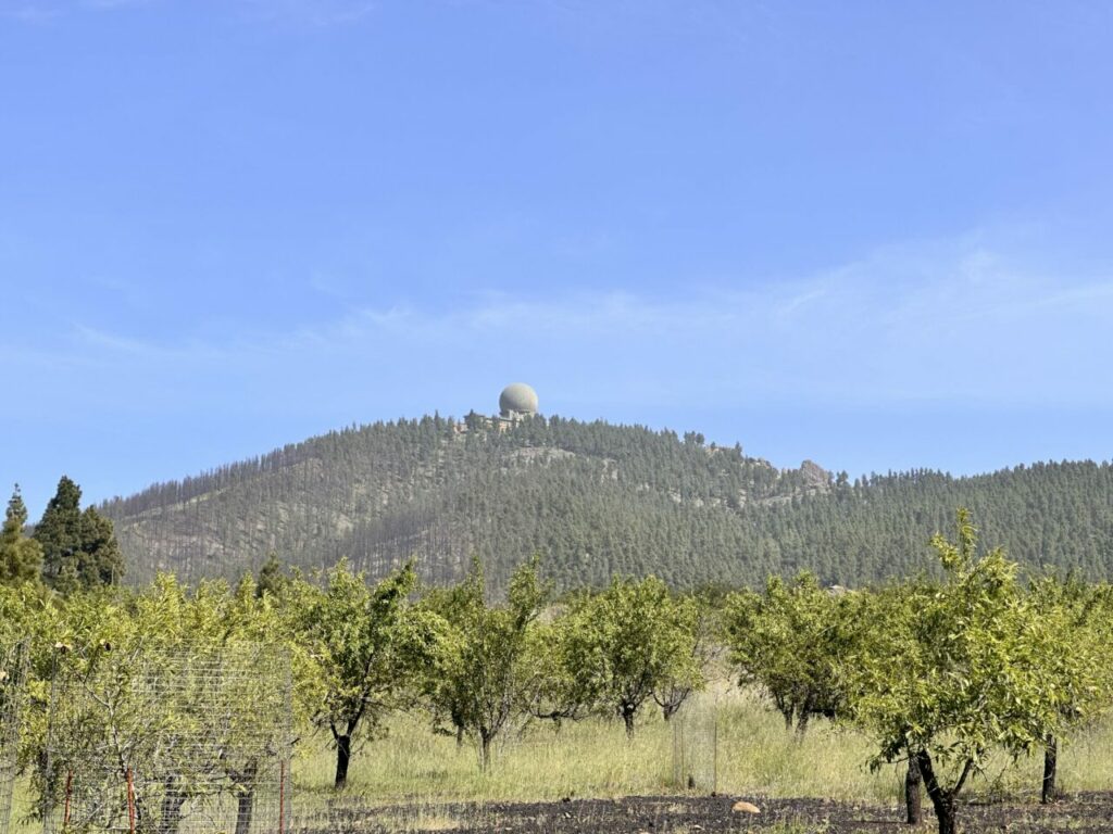 Výhled z Llanos de la Pez na Pico de las Nieves