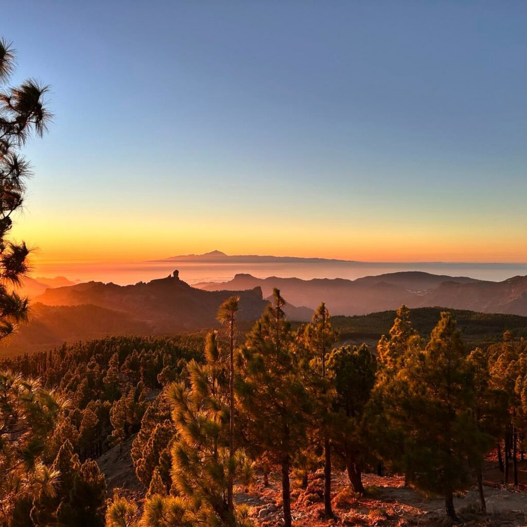 Pico de las Nieves: západ slunce nad horami Gran Canarie a Teide na obzoru