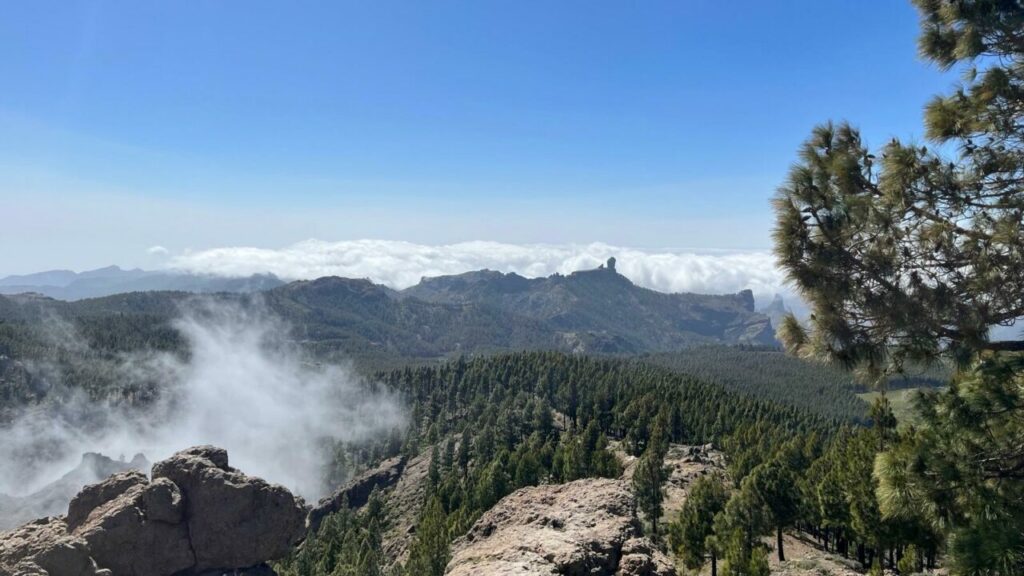 Mraky stoupající z údolí pod Pico de las Nieves