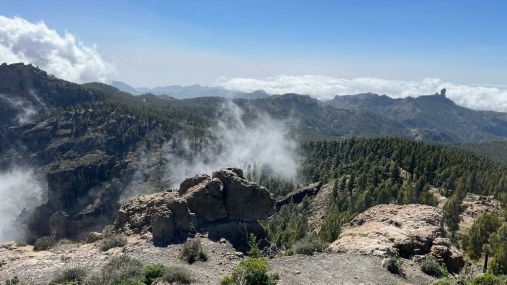 Výhled z Pico de las Nieves na hory, Roque Nublo a mraky