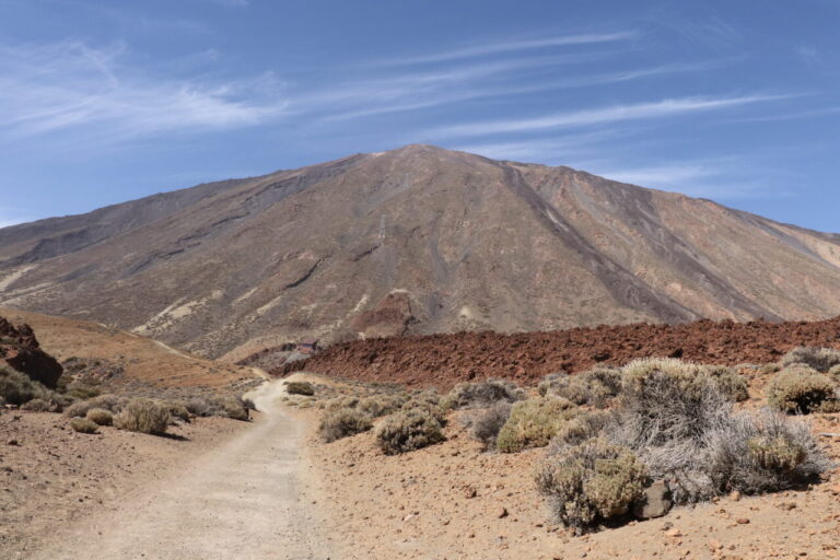 Cesta lávovou krajinou k sopce Teide