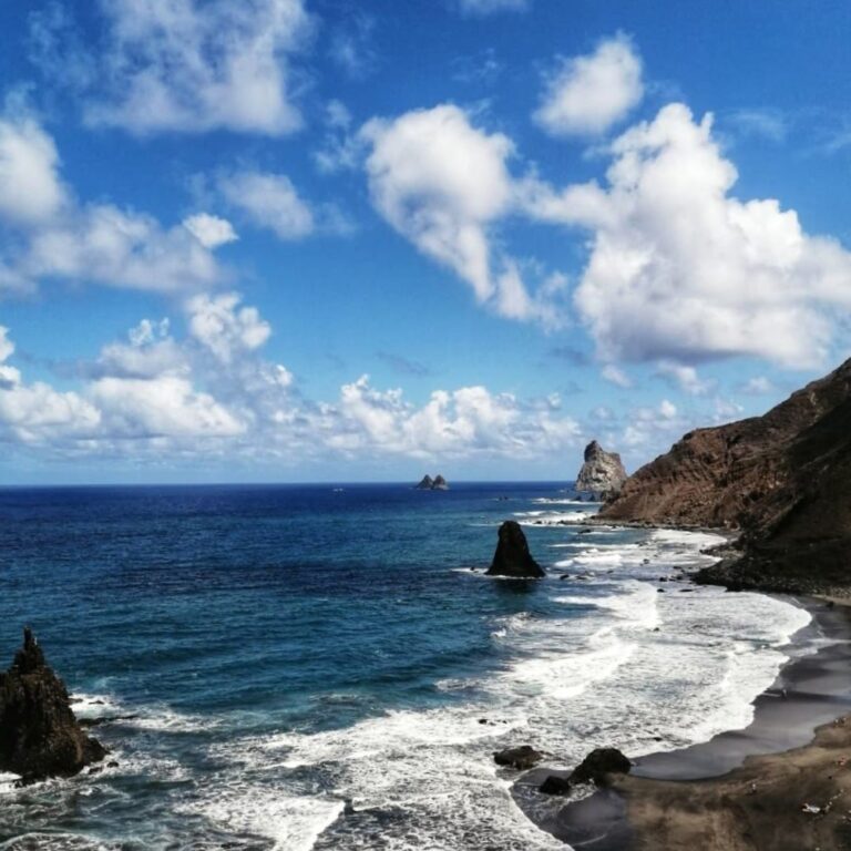 Pláž Playa de Benijo a skály v pohoří Anaga na Tenerife