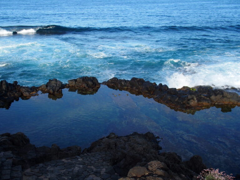 Přírodní bazén ze sopečných skal na pobřeží Tenerife
