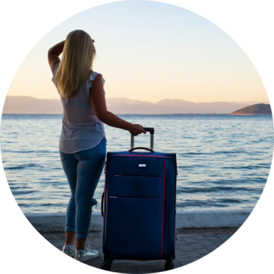 delegatka s kufrem na pobrezi ostrova thassos v hlavnim meste limenas